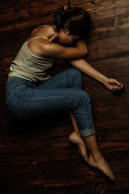 Genç bir kız yerde yatıyor. Rahat tarzı. Moda kavramı.