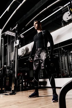 Kas acımasız adam bir spor salonunda egzersizleri yapıyor. Sağlık ve spor kavramı.