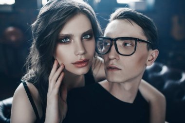 Bir çekici genç aşıklar evde portresi. Güzellik, moda.