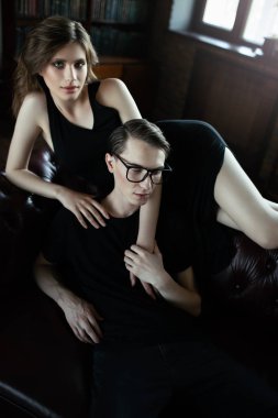 Bir çekici genç aşıklar evde portresi. Güzellik, moda.