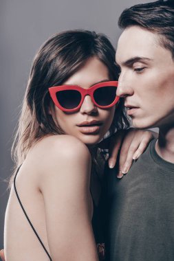 Yakın çekim portre bir çekici genç aşıklar. Güzellik, moda. Optik stili. 