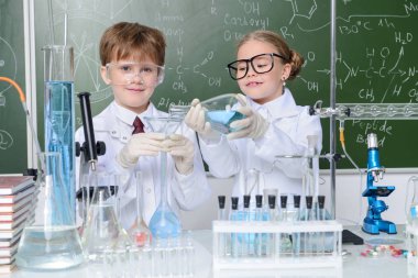 İki çocuk bilim adamları deneyler laboratuvarda yapma. Eğitim kavramı. Erken çocuk gelişimi.