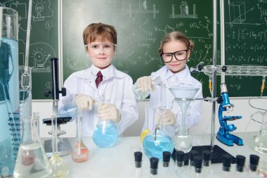 İki çocuk bilim adamları deneyler laboratuvarda yapma. Eğitim kavramı. Erken çocuk gelişimi.