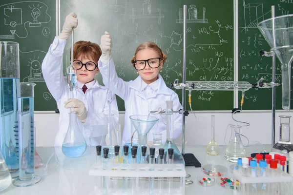 İki çocuk bilim adamları deneyler laboratuvarda yapma. Eğitim kavramı. Erken çocuk gelişimi.