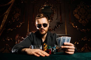 Viski içme ve heyecan bir casino poker oynamaya zengin Olgun biri. Kumar, iskambil ve rulet.