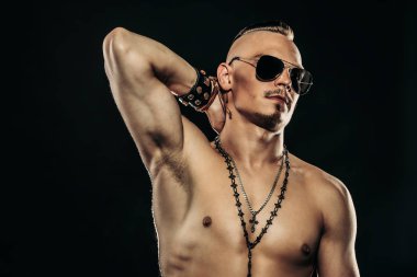 Çıplak gövde ile acımasız bir yakışıklı adam portresi. Erkek güzellik, sağlık. Rocker, serseri. 