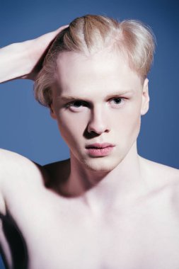 Portre gömleksiz bir gencin stüdyoda poz sarışın saçlı. Erkek güzellik ve sağlık.