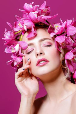 Yakın çekim çiçek çelenk şehvetli bahar kadın portresi. Güzellik, kozmetik. Kalıcı makyaj.