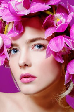 Yakın çekim çiçek çelenk şehvetli bahar kadın portresi. Güzellik, kozmetik. Kalıcı makyaj.