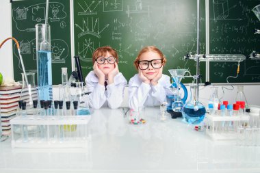 Hevesli kız ve erkek bilim adamları laboratuarda deney yapıyorlar. Eğitim kavramı. Erken çocuk gelişimi.