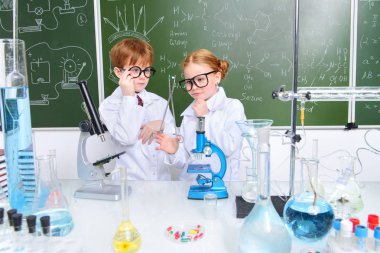 İki çocuk bilim adamları deneyler laboratuvarda yapma. Eğitim kavramı. Erken çocuk gelişimi.