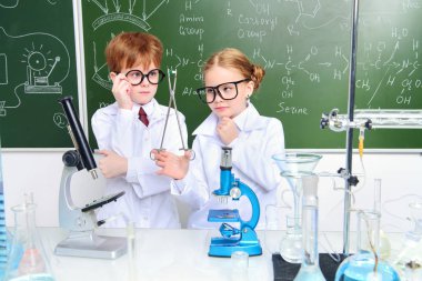 İki çocuk bilim adamları deneyler laboratuvarda yapma. Eğitim kavramı. Erken çocuk gelişimi.