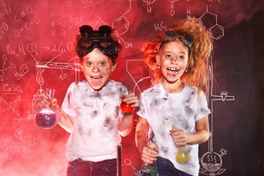 Komik okul çocukları laboratuvarda deneyler yapıyor. Patlama laboratuvarda. Bilim ve eğitim.