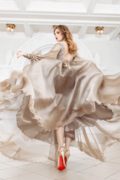 Çırpınan gelinlik bir güzel zarif kadın portresi. Moda, gelinlik.