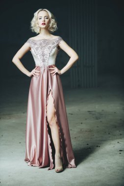 Güzel bir sarışın Bayan portresi. Parlak saf renkler. Moda, güzellik.