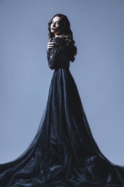 Güzel bir esmer Bayan mahvoldu. Gece elbisesi. Moda, güzellik.