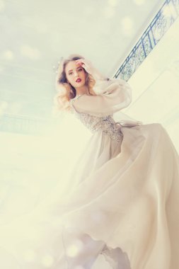 Çırpınan gelinlik bir güzel zarif kadın portresi. Moda, gelinlik.