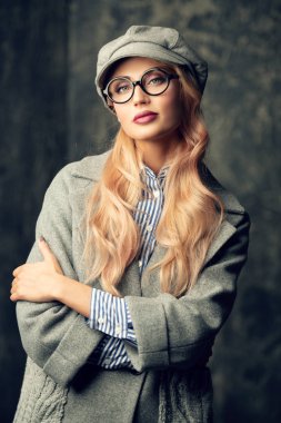 Studio grunge arka plan üzerinde poz bir moda parlak Bayan portresi. Kadınlar için moda.