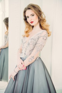 Çırpınan gelinlik bir güzel zarif kadın portresi. Moda, gelinlik.