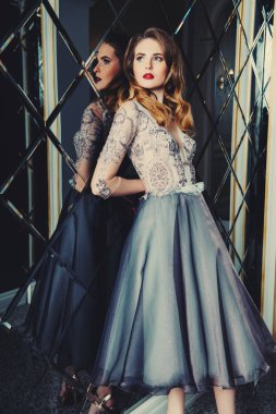 Abiye bir güzel zarif kadın portresi. Moda, olaylar için elbiseler Akşam.