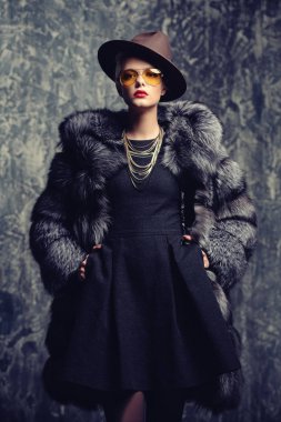 Studio poz lüks kürk paltolu güzel bir kadın. Lüks, zengin yaşam tarzı. Ateş moda. 