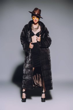 Şık kürklü poz veren güzel sarışın kadın. Moda, güzellik. Stüdyo çekimi.