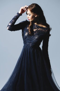 Stüdyoda güzel siyah saçlı bir kadının portresi. Gece elbisesi. Moda, güzellik.