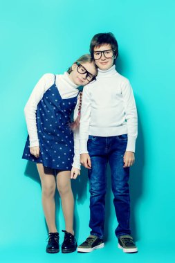 Mutlu çocuk mavi arka plan üzerinde zarif giysiler içinde poz olan. Mutlu çocukluk. Bahar tatil.