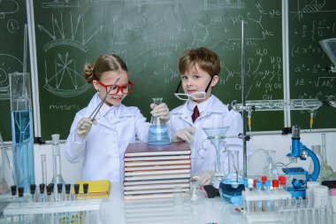 İki çocuk bilim adamları deneyler laboratuvarda yapma. Eğitim kavramı. Erken çocuk gelişimi.