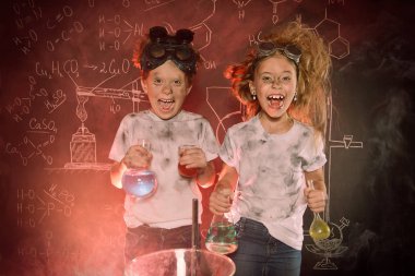 Komik okul çocukları laboratuvarda deneyler yapıyor. Patlama laboratuvarda. Bilim ve eğitim.