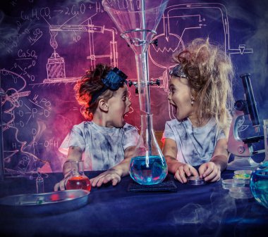 Komik okul çocukları laboratuvarda deneyler yapıyor. Patlama laboratuvarda. Bilim ve eğitim.