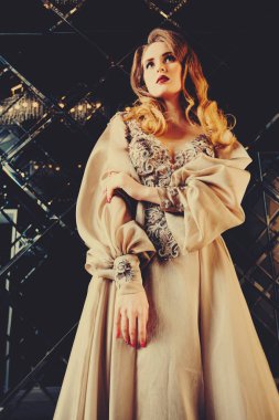 Çırpınan gelinlik bir güzel zarif kadın portresi. Moda, gelinlik.