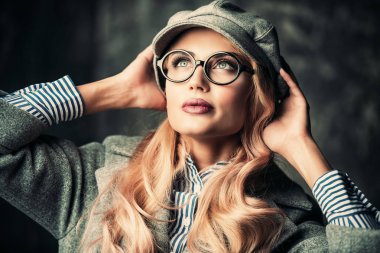 Studio grunge arka plan üzerinde poz bir moda parlak Bayan portresi. Kadınlar için moda.