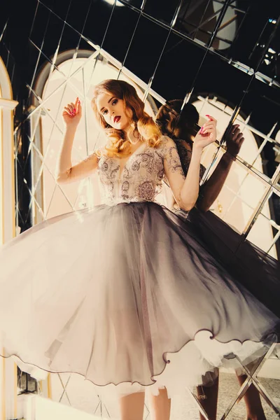 Abiye bir güzel zarif kadın portresi. Moda, olaylar için elbiseler Akşam.