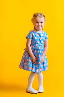 Bir tam uzunlukta portre pozitif, Genç ve güzel bir kız. Yaz parlak moda çocuklar için.