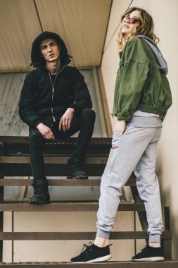 Gençlik bahçede. Gençlik moda. Geçiş yaş problemleri.