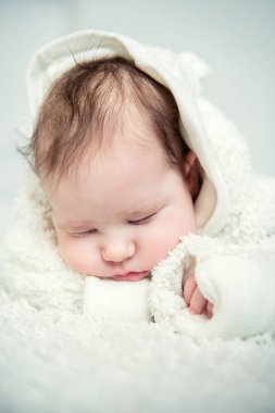 Sevimli uyuyan bebek portresi. Mutluluk, ebeveynlik. Mal yeni doğan.