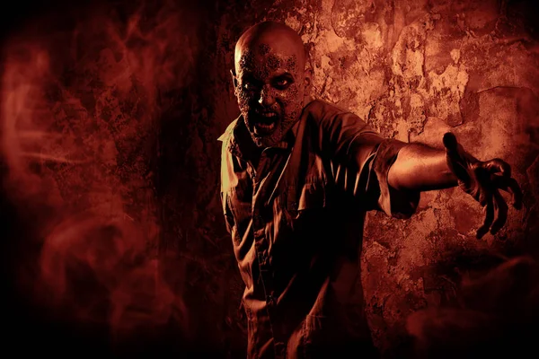 Yeşil ışıkta başarısız bir deneme sonra hasta bir bilim adamı portresi. çaresizlik, umutsuzluk. Korku, Cadılar Bayramı.