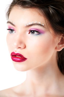 Kalıcı makyaj ve kozmetik kavramı. Güzellik parlak kalıcı makyaj ile cinsel bir kadın portresi. Beyaz arka plan.