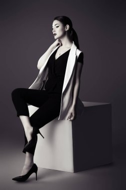 Moda vurdu. Profesyonel moda model stüdyoda poz. İş giysi koleksiyonu. Tam uzunlukta portre.