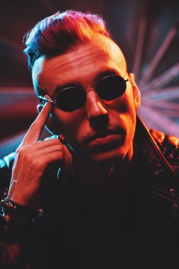 Çılgın disko adam portresi. Parti, disko. Renkli ışık.