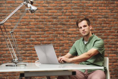 Mutlu bir adam ofisinde. İş ve iş. Çalışma alanı.