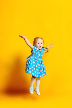 Bir tam uzunlukta portre pozitif, Genç ve güzel bir kız. Yaz parlak moda çocuklar için.