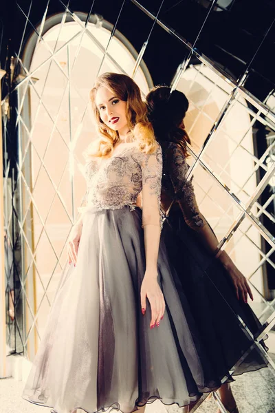 Abiye bir güzel zarif kadın portresi. Moda, olaylar için elbiseler Akşam.