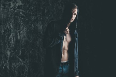 Yakışıklı bir adam bir stüdyoda. Rahat tarzı. Moda kavramı.