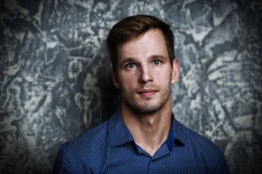 Gömlekli yakışıklı bir adam portresi yakından. Geçici ofis tarzı. Moda, güzellik kavramı.