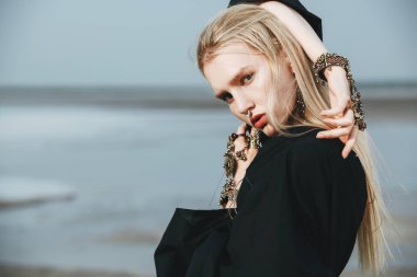 Siyah elbise açık poz güzel bir Gotik bir kadın portresi. Güzellik, moda.