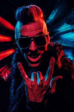Çılgın disko adam portresi. Parti, disko. Renkli ışık.