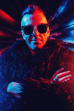 Çılgın disko adam portresi. Parti, disko. Renkli ışık.