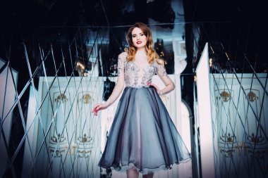 Abiye bir güzel zarif kadın portresi. Moda, olaylar için elbiseler Akşam.